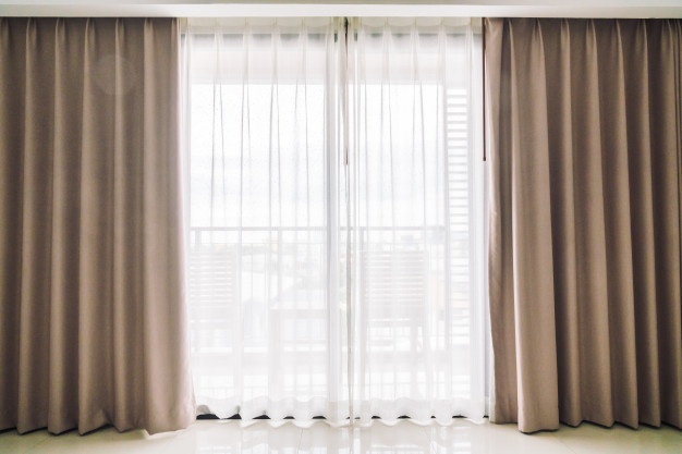 Lamelne zavese so edinstvena rešitev za delno senčenje visokih oken